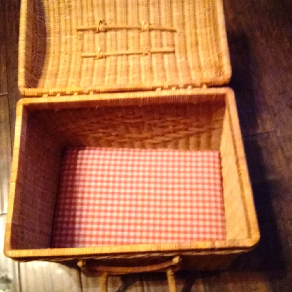 Vintage 1970s Woven Wicker Rattan‎ Picknic Basket